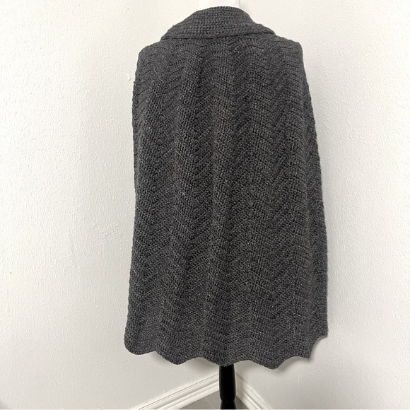 HANDMADE Women Gray Knitted Crochet Grannycore Cape Poncho Sweater Large/XL EUC - Picture 6 of 6